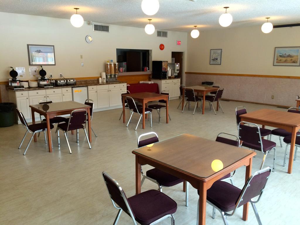 Colonial Inn Brandon Bagian luar foto