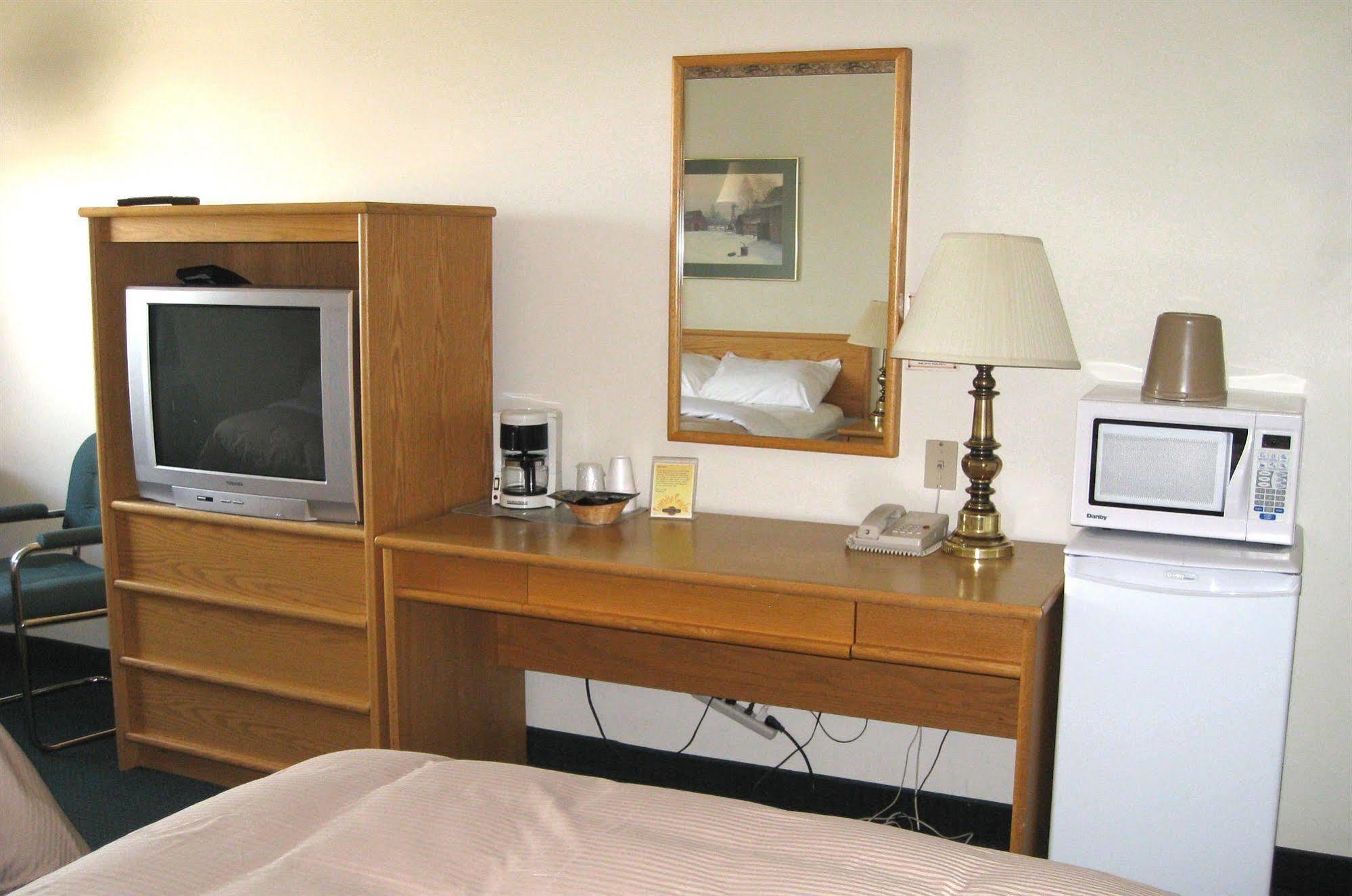 Colonial Inn Brandon Bagian luar foto